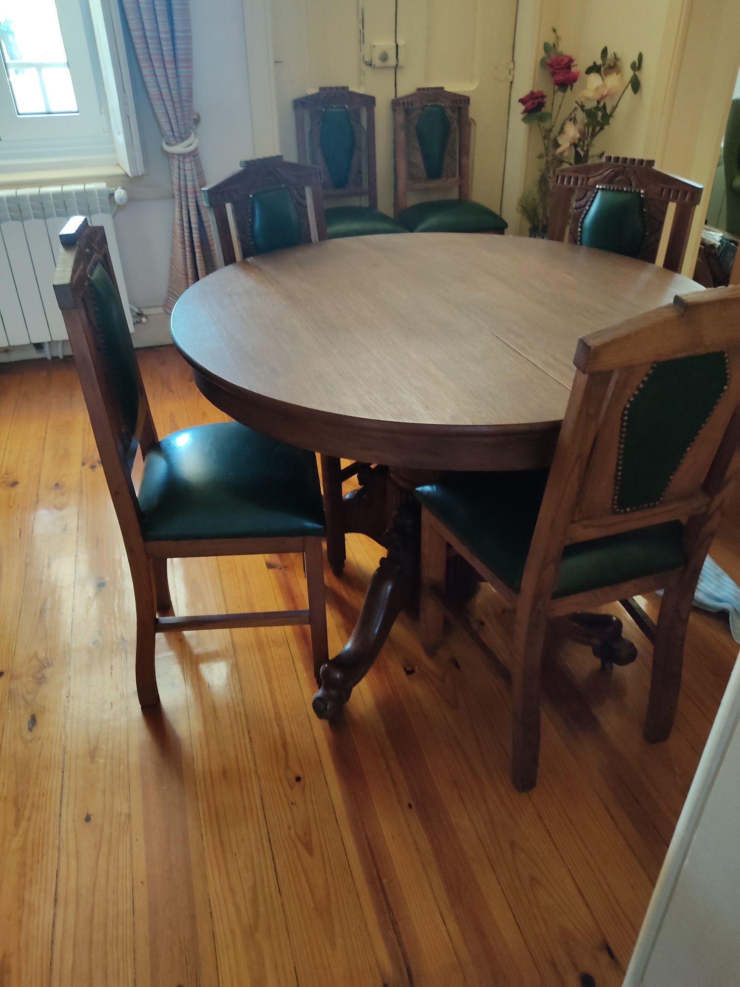 Conjunto de mesa e cadeiras