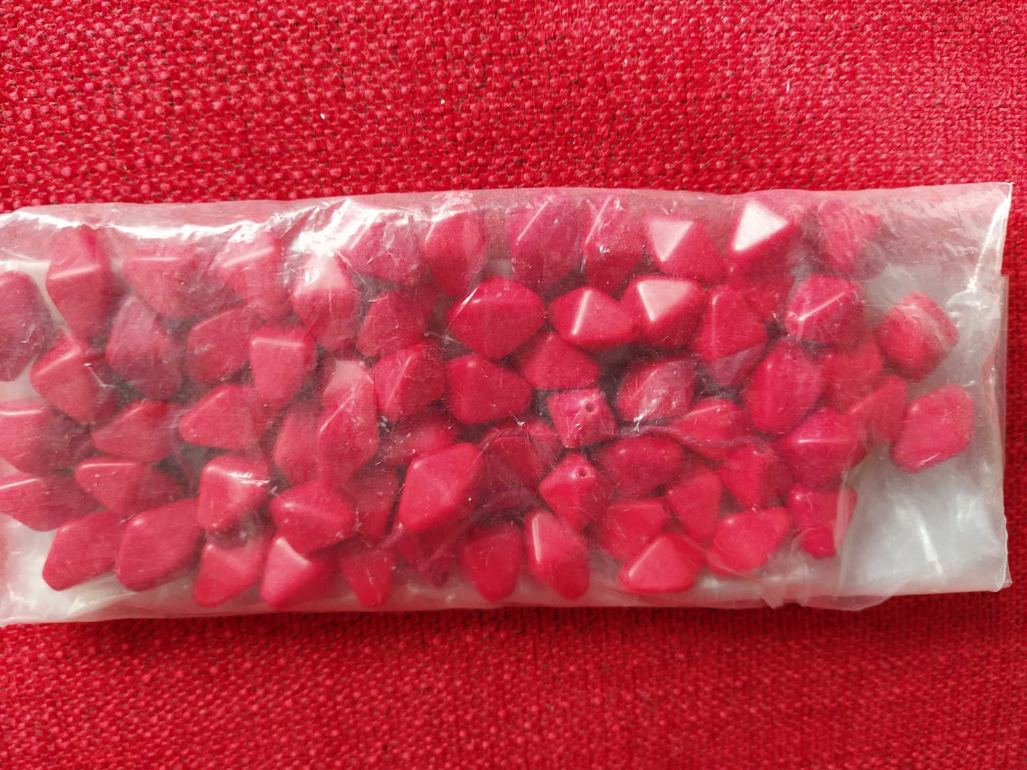 Embalagem com pedras vermelhas perfuradas p/atividades