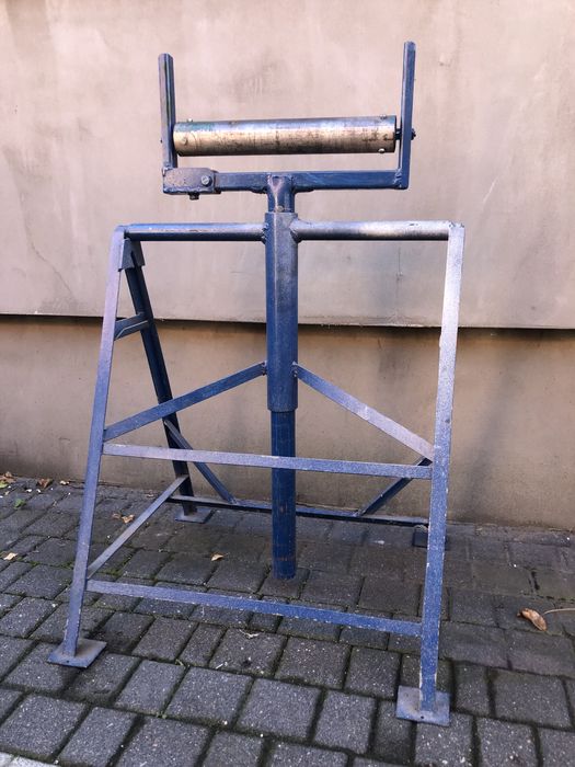 Regulowany stojak podajnik profili i rur do piły
