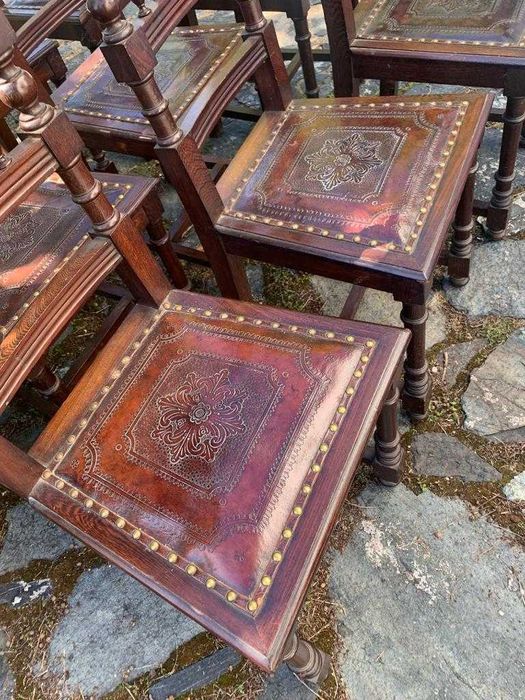 Antiguidades - Conjunto de 10 cadeiras com assentos em couro lavrado