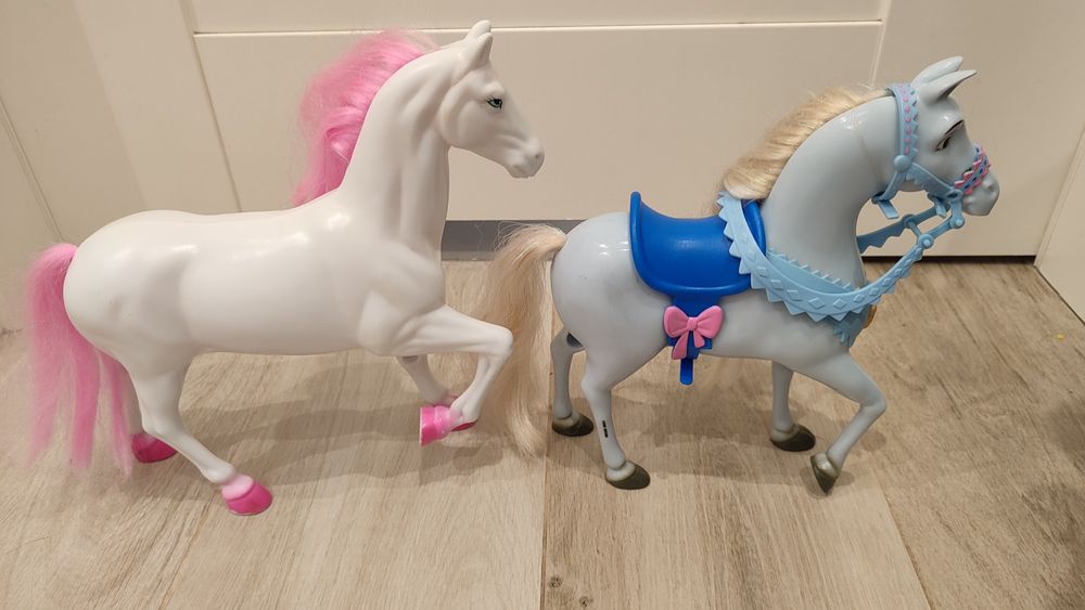 Konie,kucyk,koniki do zabawy, biały, do karocy,koń dla lalek,niebieski