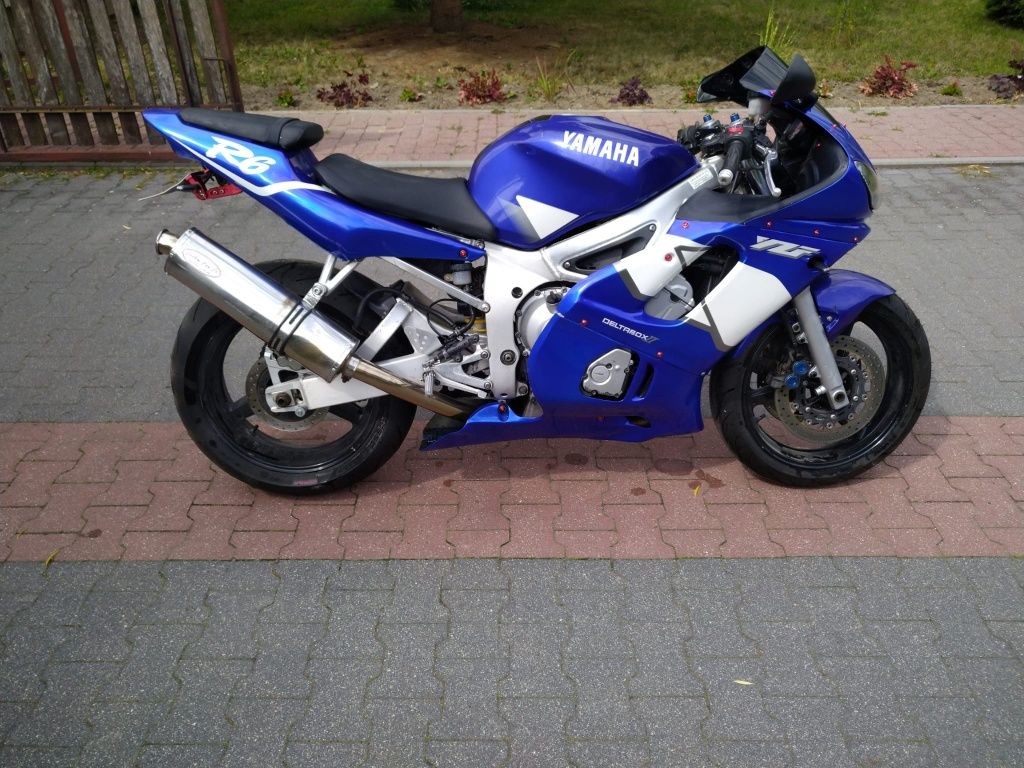 Yamaha R6 2000r.