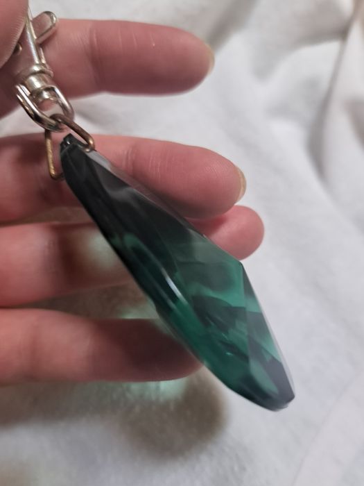 H&M porta-chaves chaveiro verde turquesa cristalino e reflexos de luz