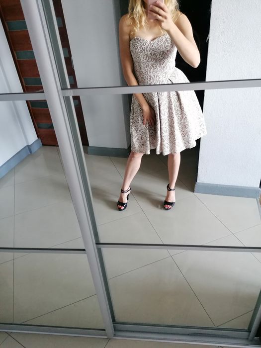 Sukienka Paris Hilton XS kawowa, beżowa, białe kwiaty, wesele