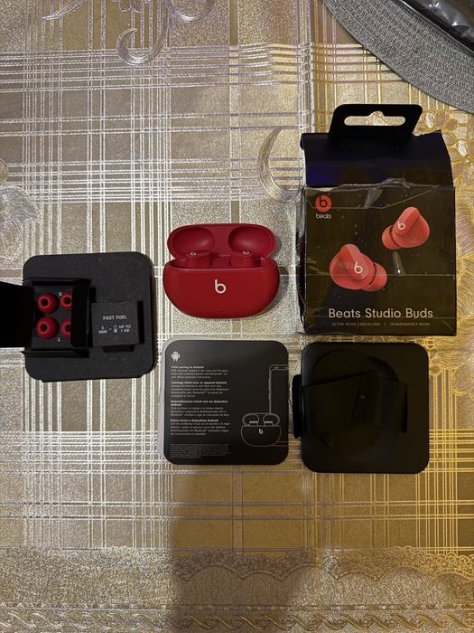 Продам TWS наушники Beats Studio Buds Red
