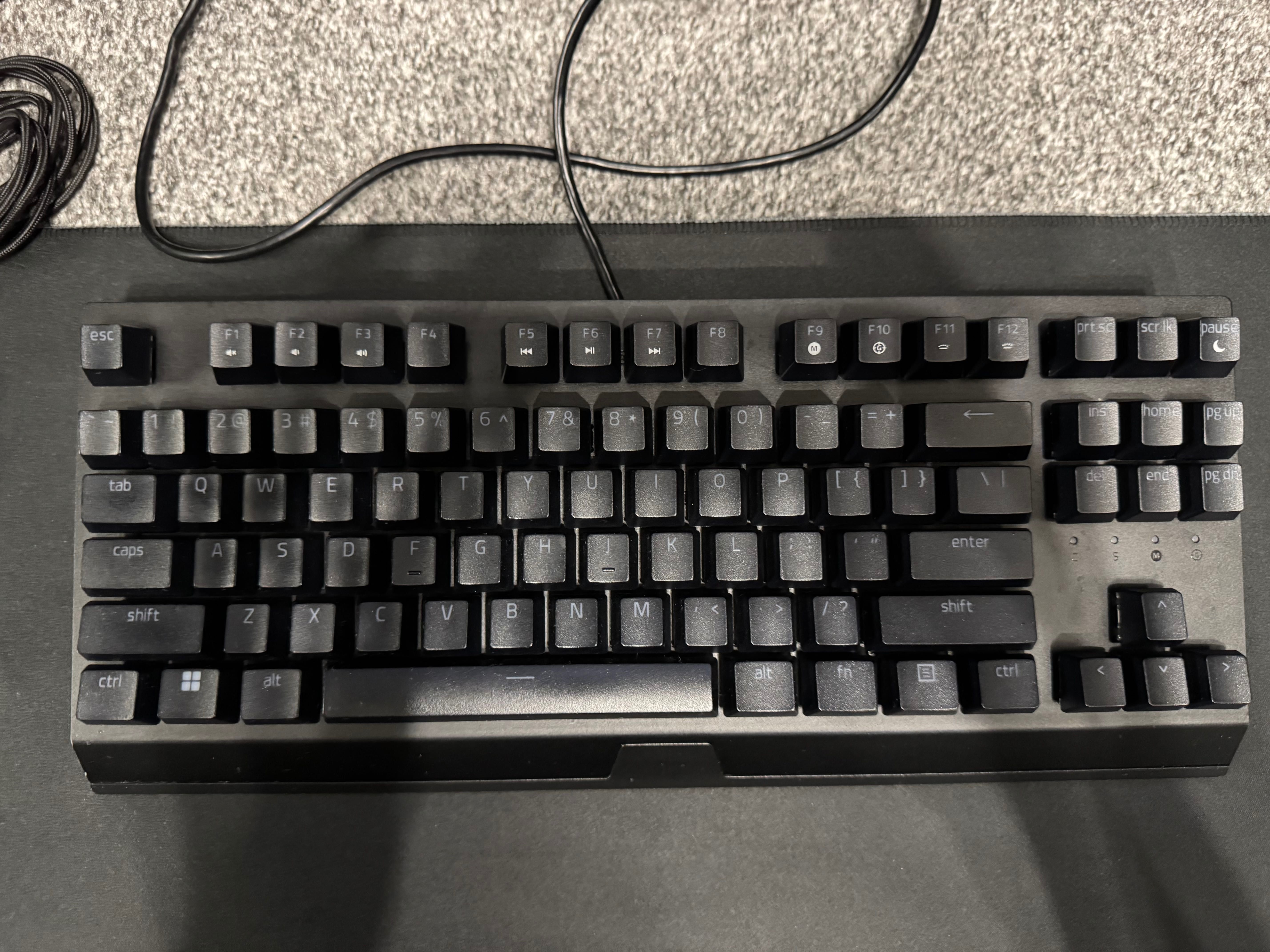 Komputer z monitorem i akcesoriami