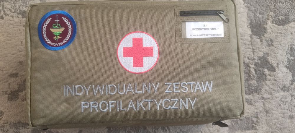 Apteczka wojskowa uczestnika misji. Kompletna.