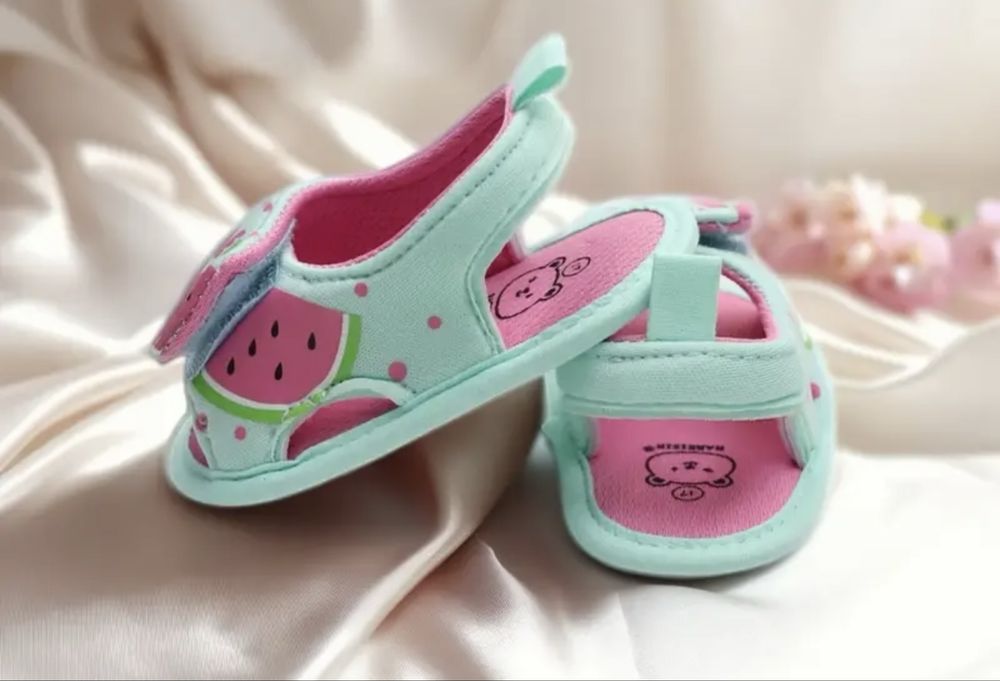 Нові босоніжки для дівчинки