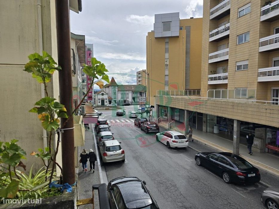 INVESTIMENTO - T5 Entrada Independente | Garagem | Peq. Quintal | C...