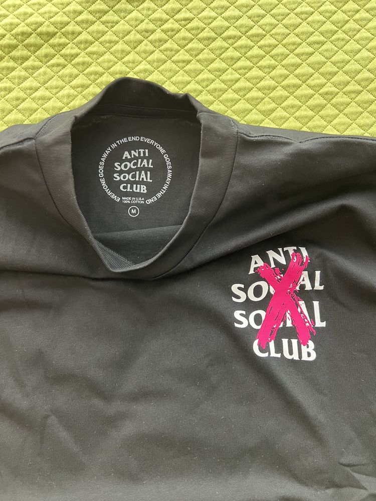 Tshirt Anti Social Social Club preta com cruz cor de rosa