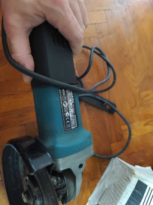 Угловая шлиф машинка  Makita 9555 HN