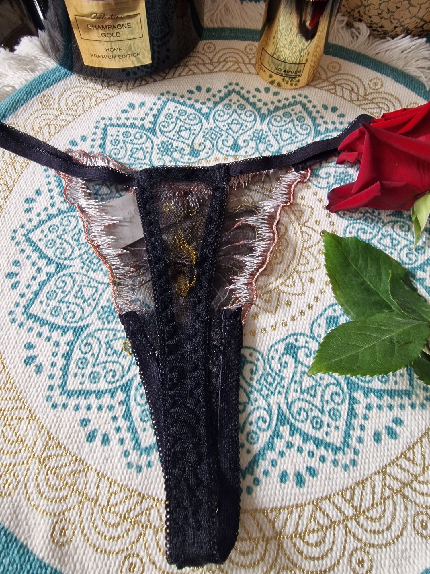 Seksowne koronkowe stringi damskie z motylkiem.