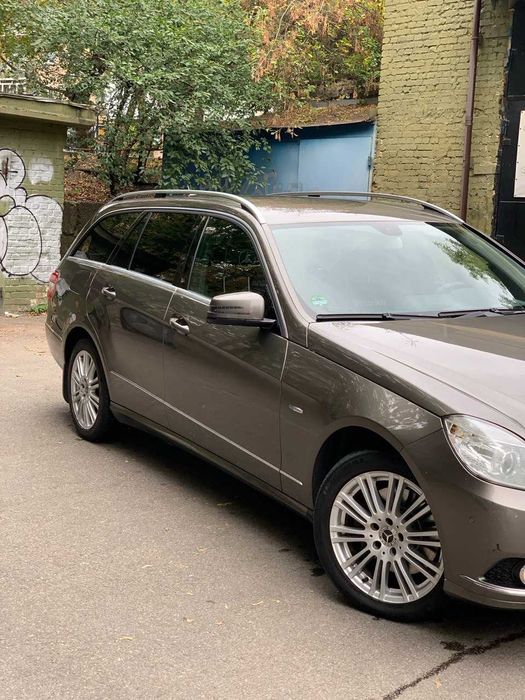 Mercedes Benz E350 повний привід 2011 рік