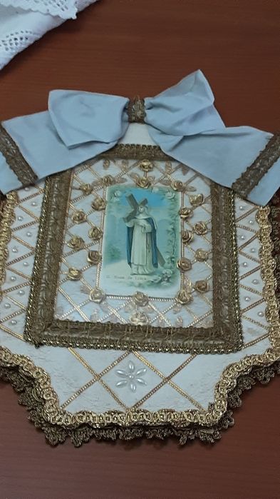 Vendo  Relicário  ou Registo feito à  mão com santa rosa de Lima