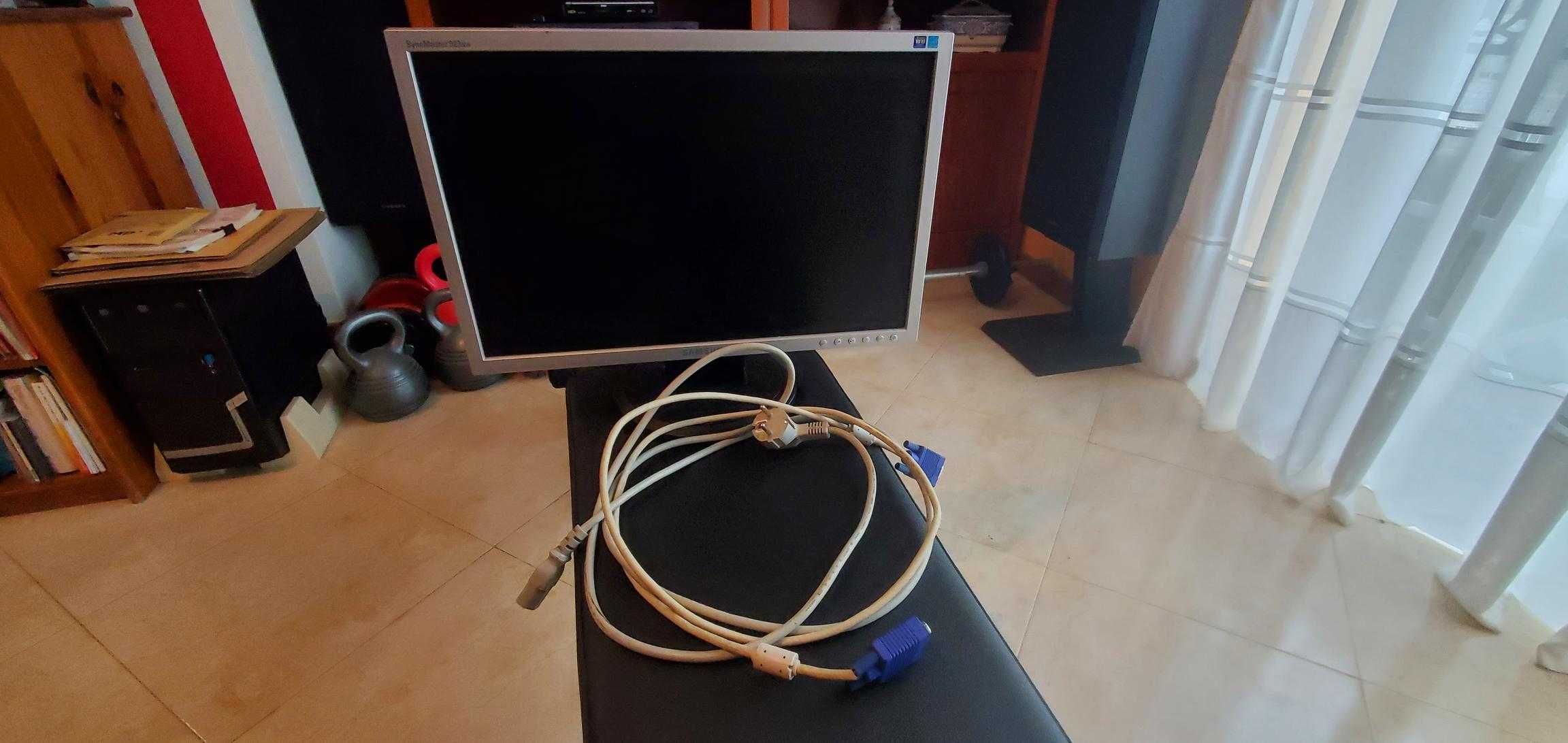 Vendo Monitor VGA Samsung 19'', modelo 923NW. Com cabos incluídos.