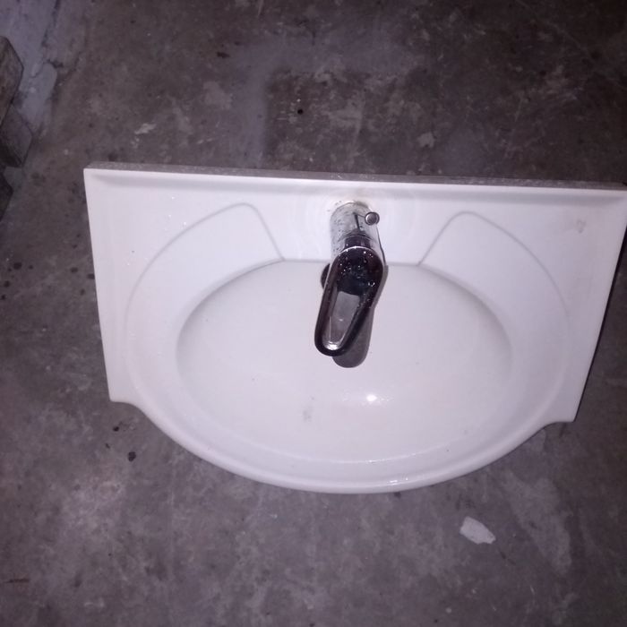 Umywalka z baterią i wężykami