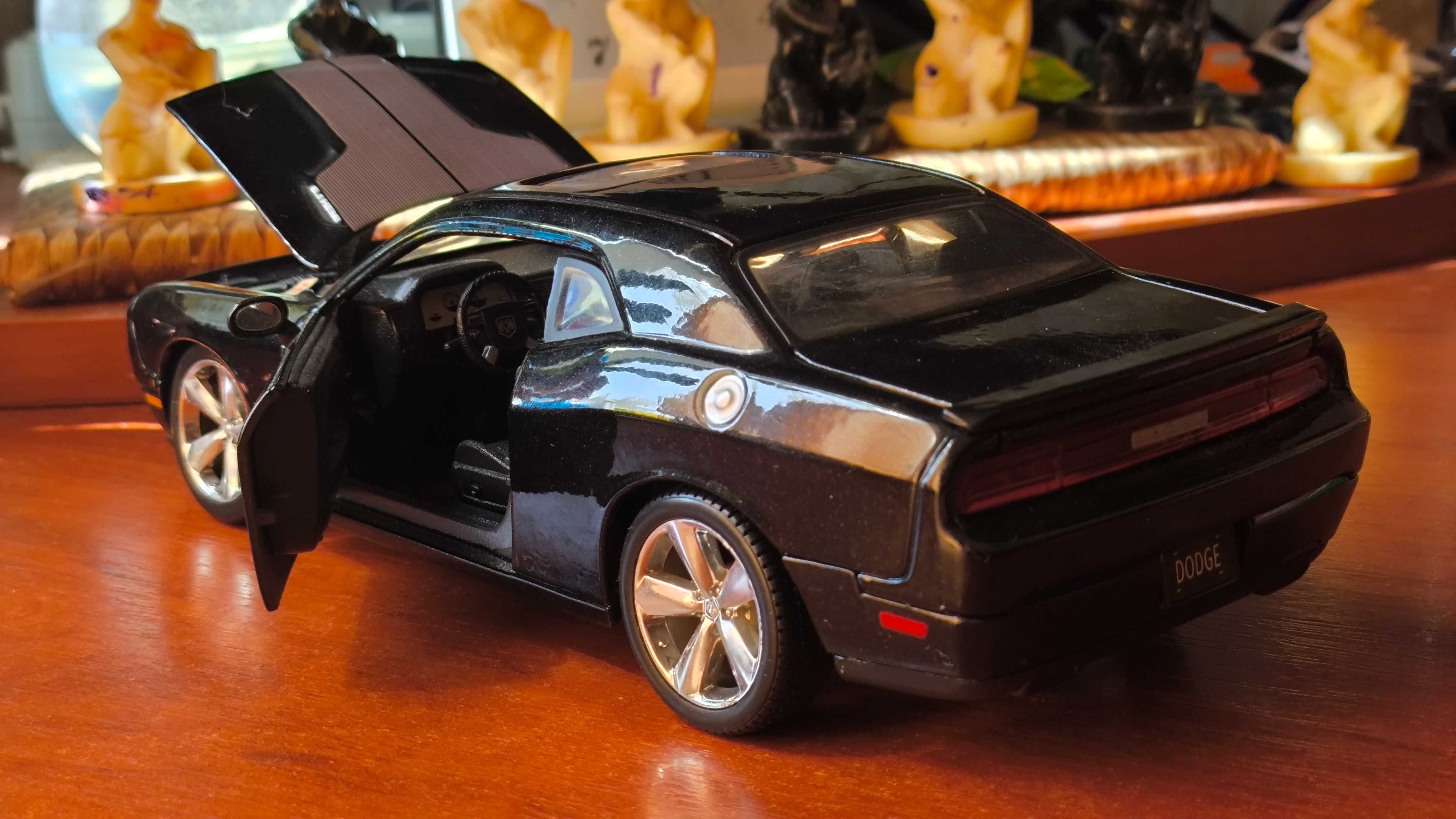 Модель Dodge Challenger SRT8 1/24 Maisto