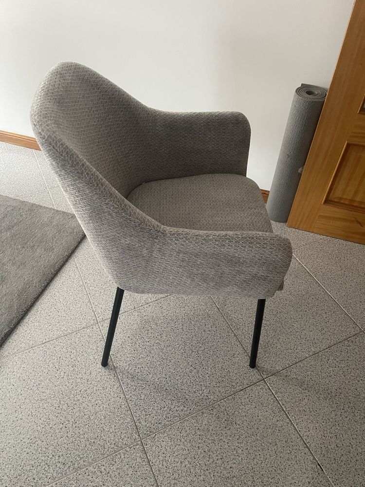 Cadeiras em tecido rigorosamente novas
