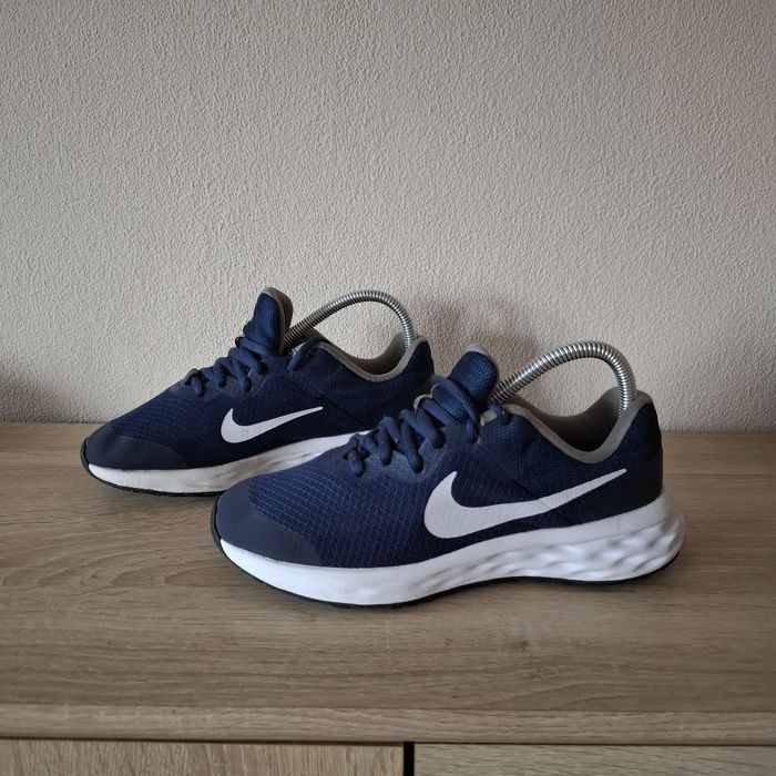 Buty Nike Revolution 6 sportowe r. 37.5 wkładka 23.1 cm granatowe