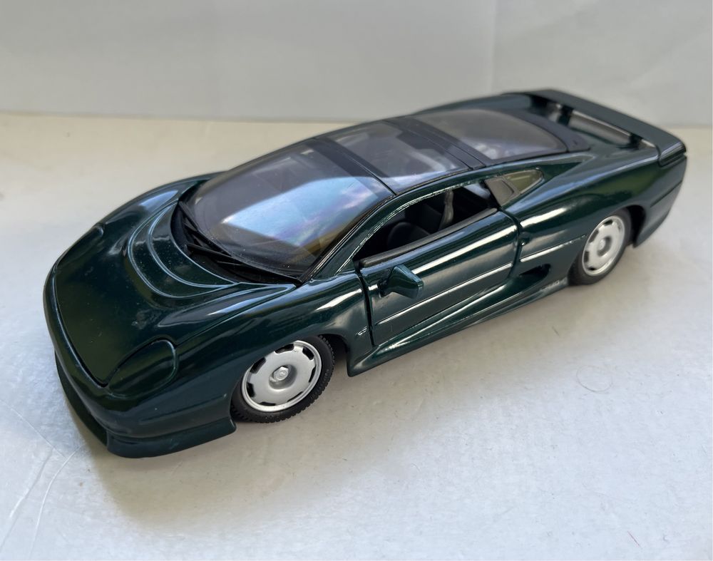 Model samochodu w skali 1;24 Jaguar XJ220 Maisto Bburago