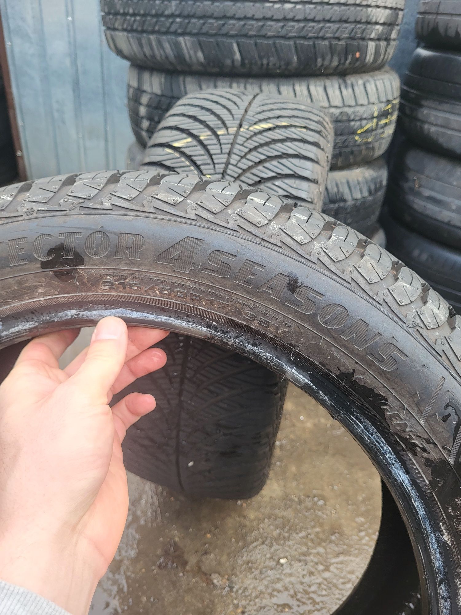 Sprzedam parę opon wielosezonowych Goodyear 215 50r17 2022r