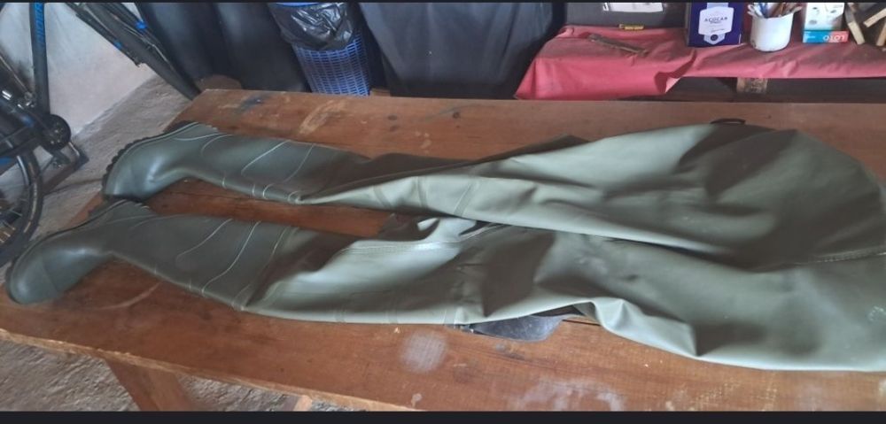 Pato de pesca pouco usado e assessórios.