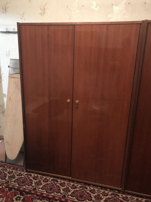 Шафа,шкаф,полиці під склом,безкоштовно