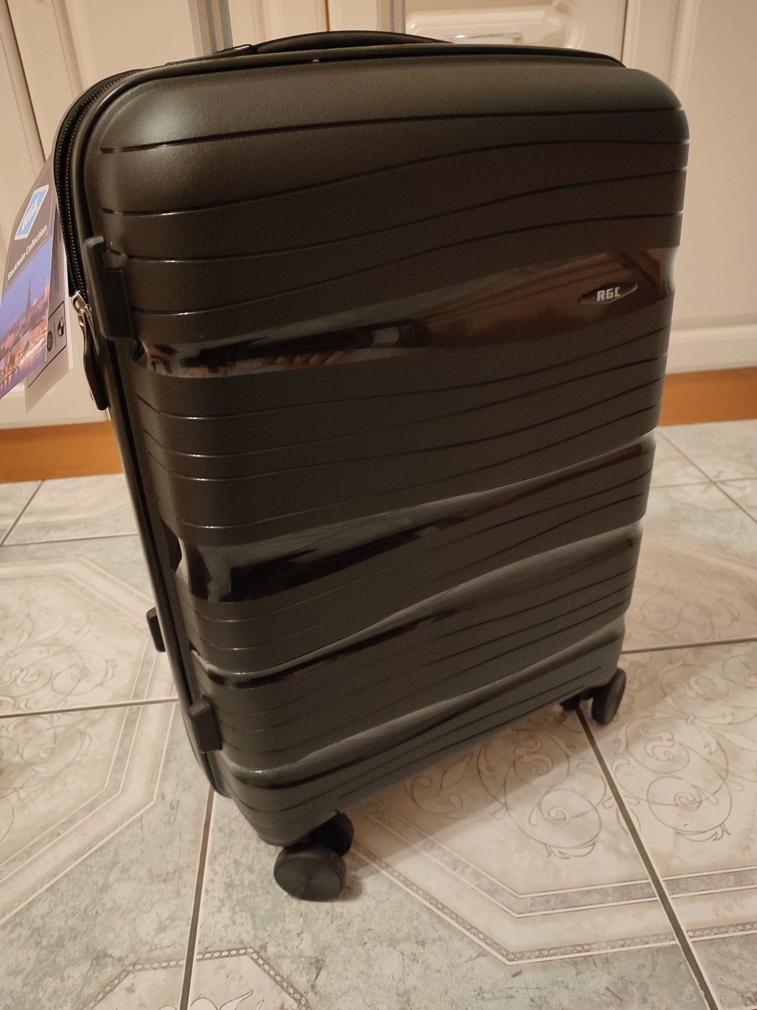 Nowa elegancka czarna walizka podróżna
