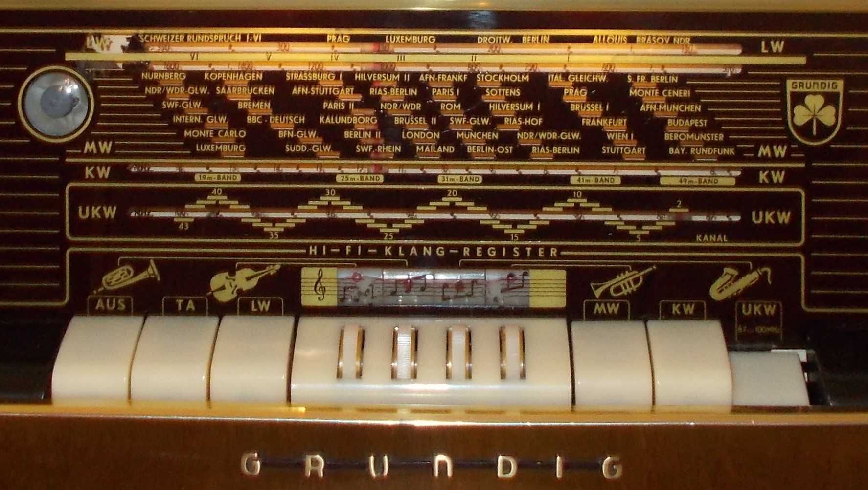 Rádio GRUNDIG a válvulas, de 1956, com FM