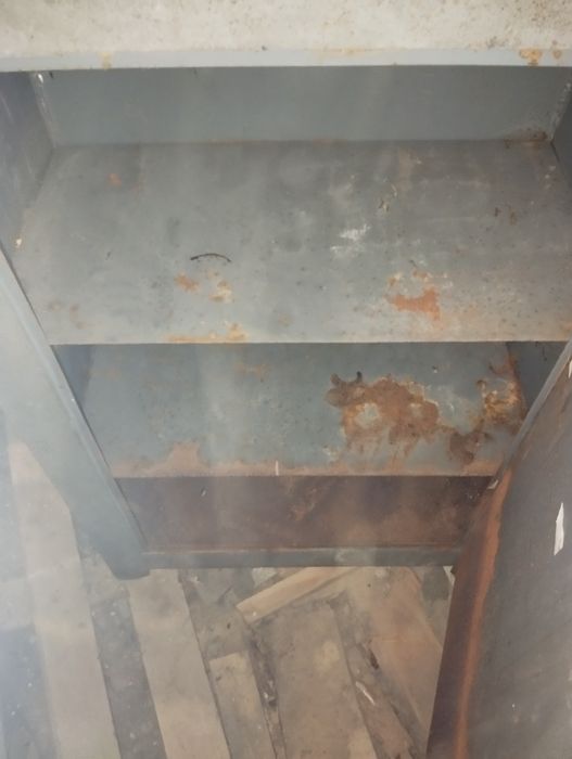 Сейф металічний з полицями