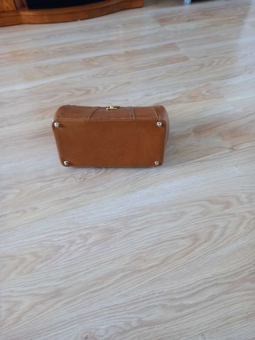 Brazowy kuferek z naturalnej skory, typ lekarski