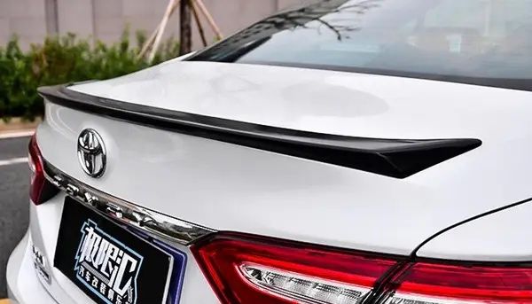 Спойлер накладка багажника Toyota Camry 70 камри 70