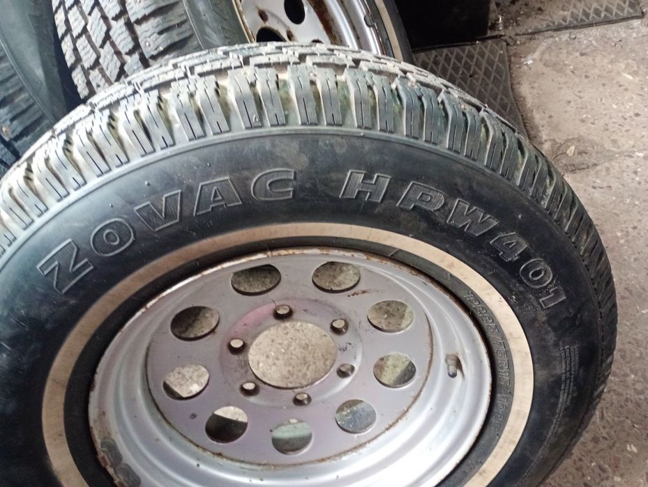 Комплект шин 225/75-15 на дисках 6*139.7-15