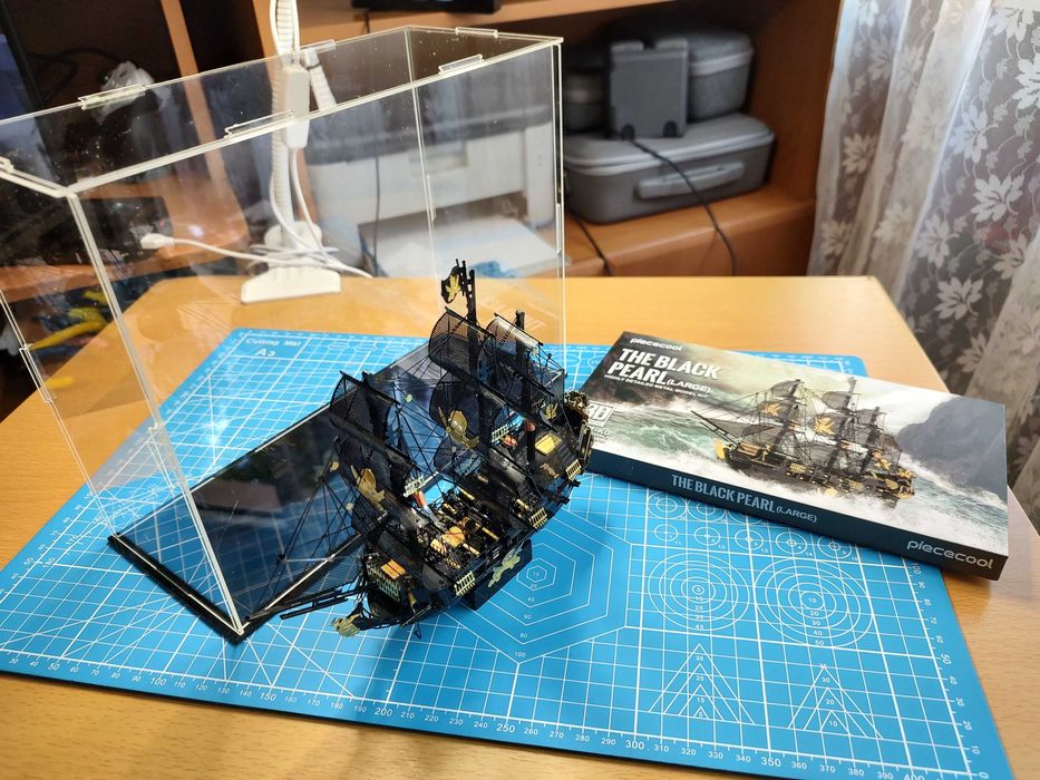 Czarna Perła Piraci z Karaibów metalowy model Piececool+gablota