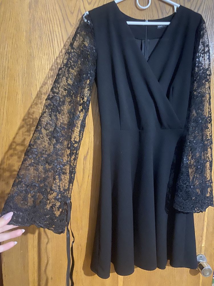 Сукня з мереживними рукавами