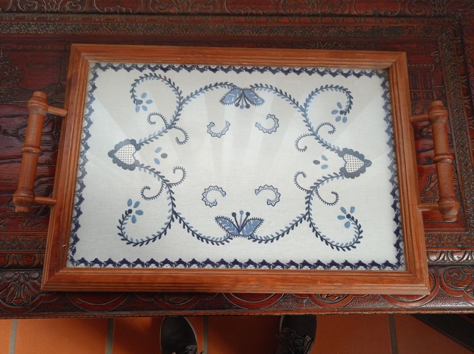 Tabuleiro artesanal com bordado de Viana do Castelo