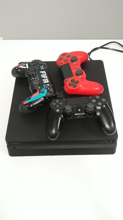 Vendo Ps4 com 3 comandos