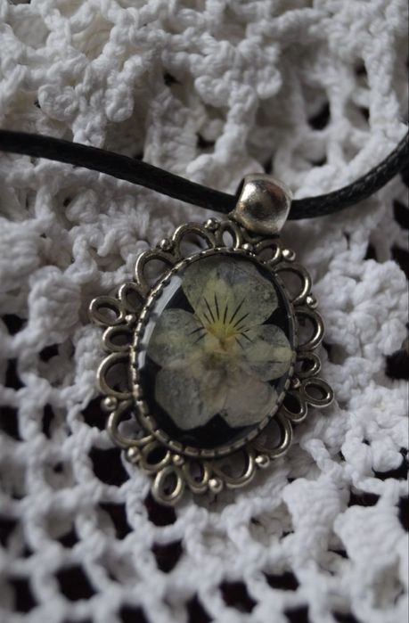 Кулон з епоксидної смоли з сухоцвітами