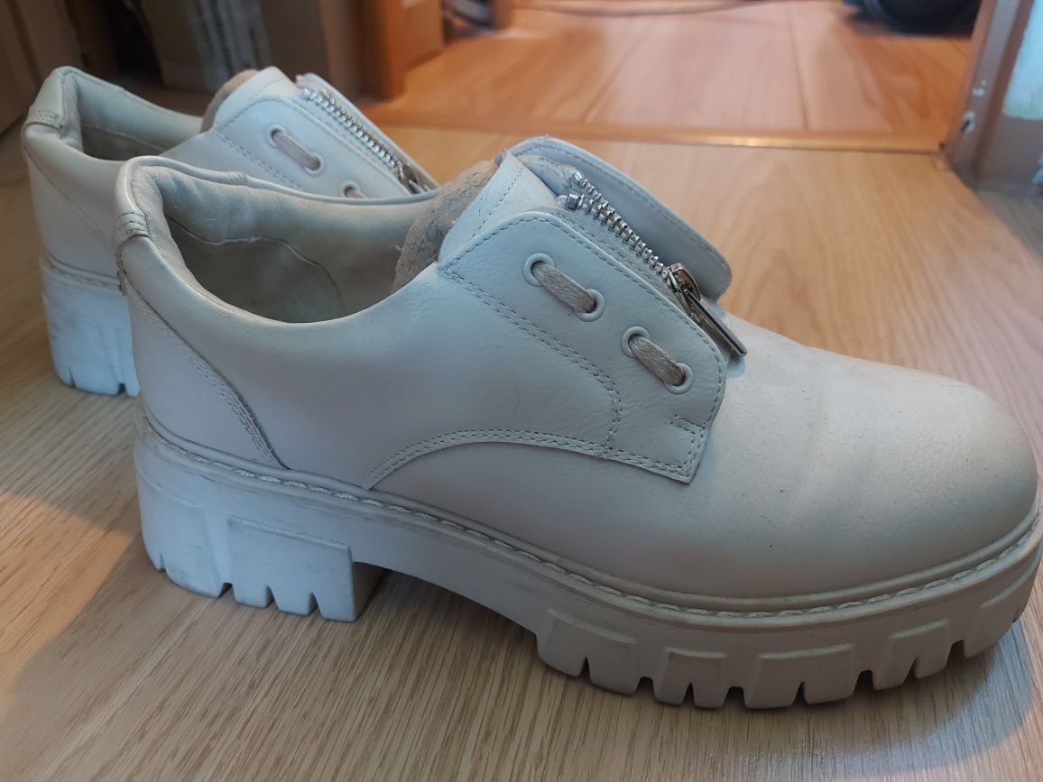 Buty na podwyższonej podeszwie