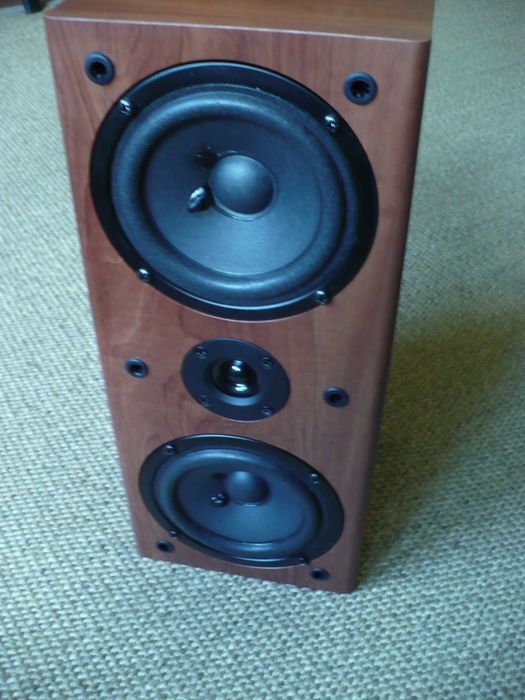 kolumna  z wyjściem na kablu