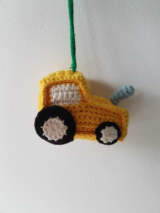 Zielona karuzela dla niemowląt samochody traktor Smallstuff rękodzieło