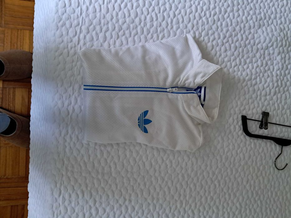 Casaco branco e azul da marca ADIDAS do tamanho XS/S