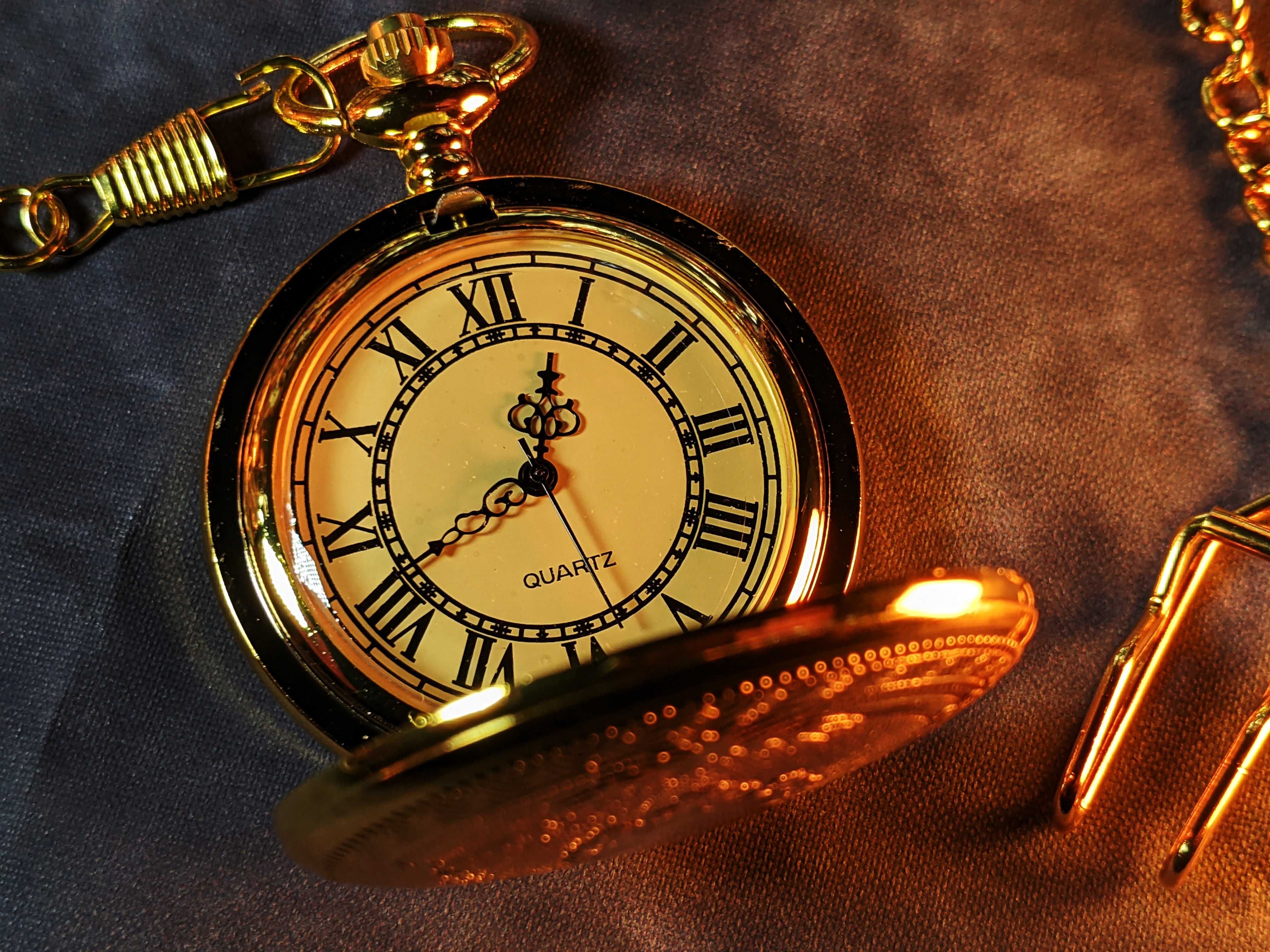 Стильний годинник з ланцюжком кишеньковий кварц позолочений чол/жін