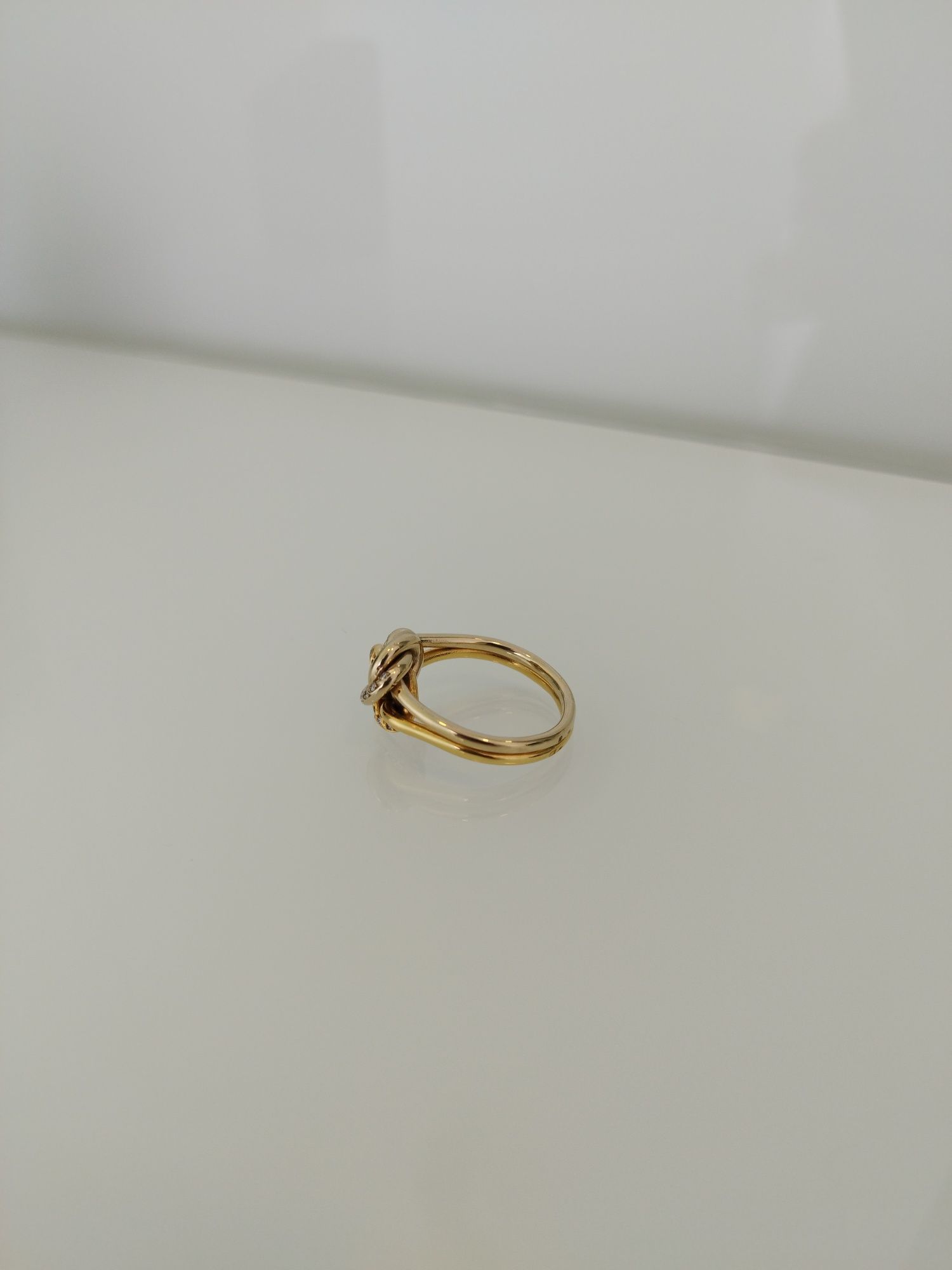 Anel com brilhantes bicolor em ouro de 19,2kt