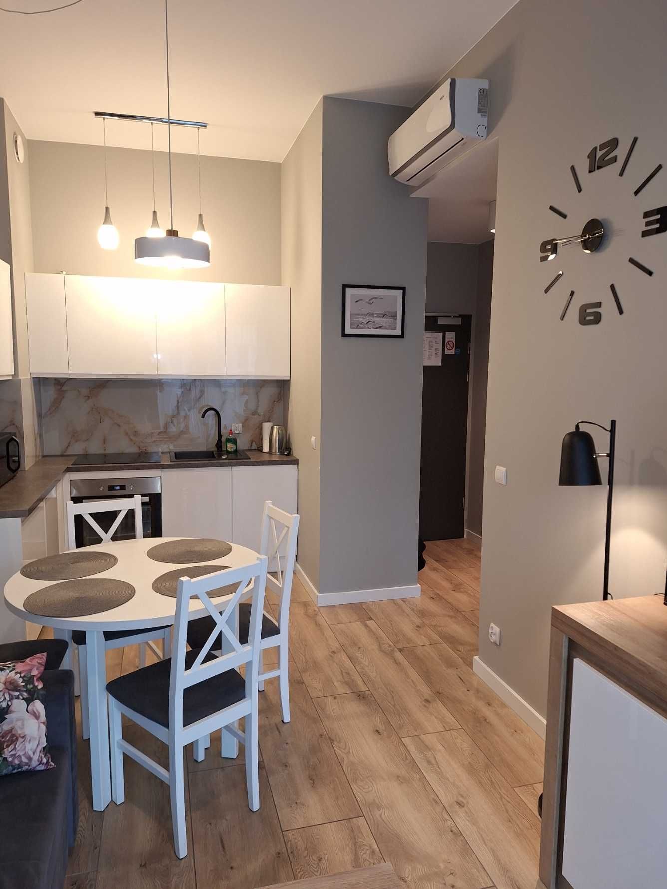 Dwupokojowy apartament z tarasem 100 metrów od morza   darmowy parking