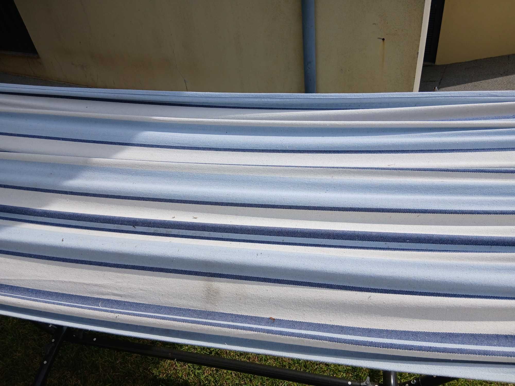 Cama de rede com armação
