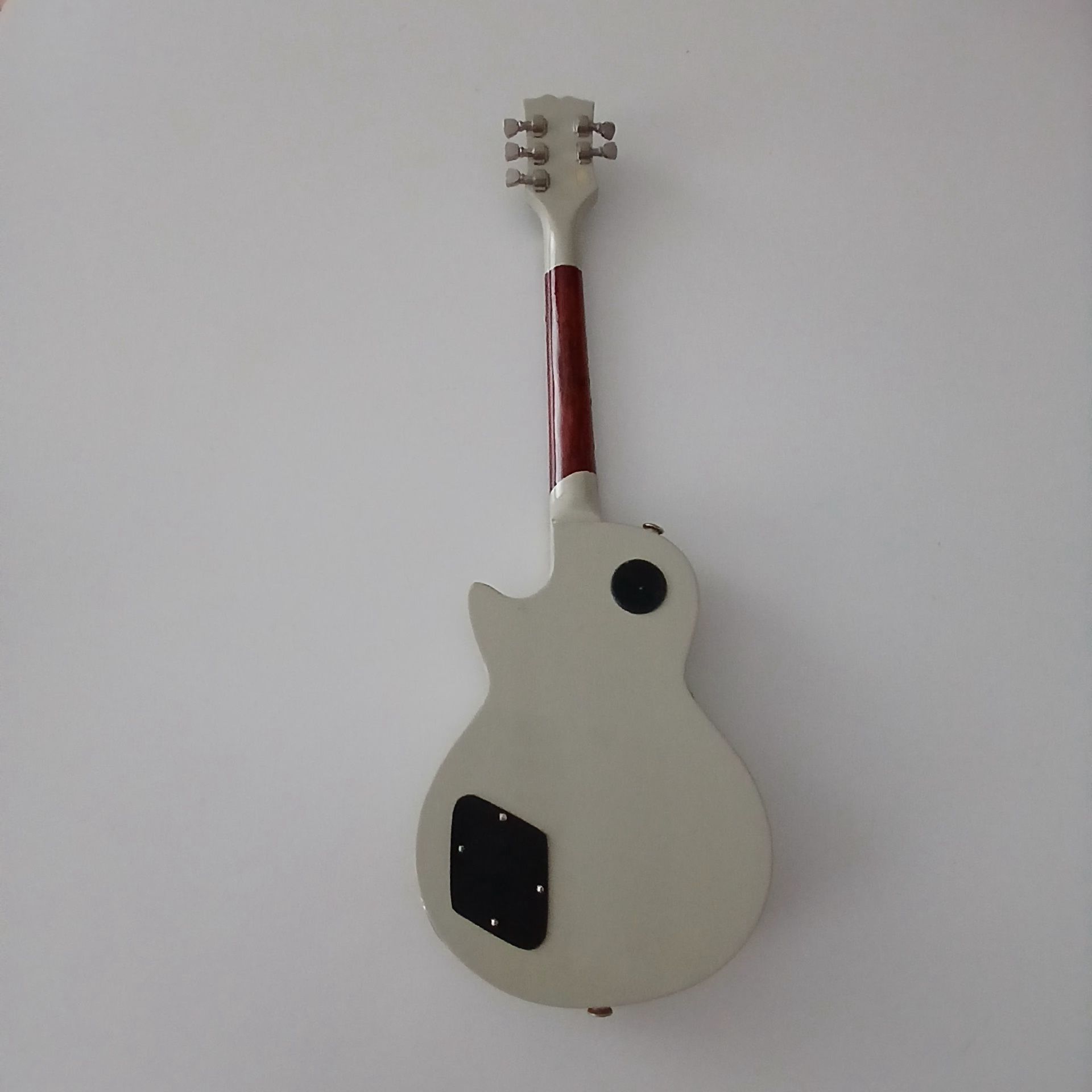 Miniatura gitary wykonana z drewna.