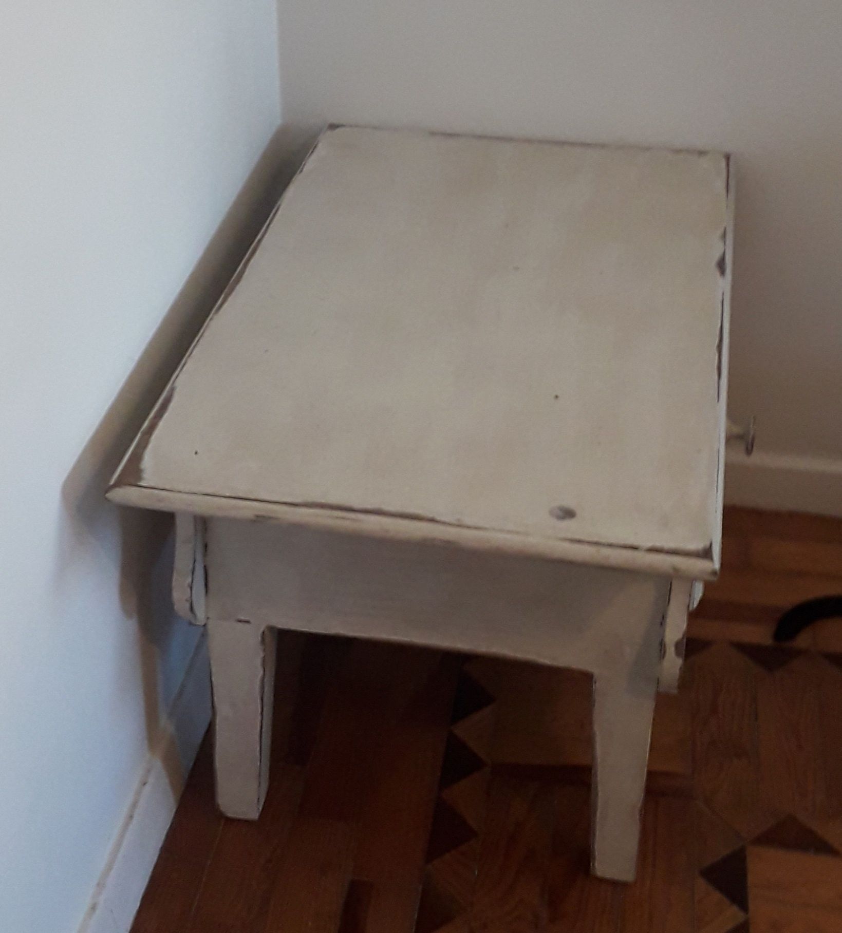 mesa de apoio pintada