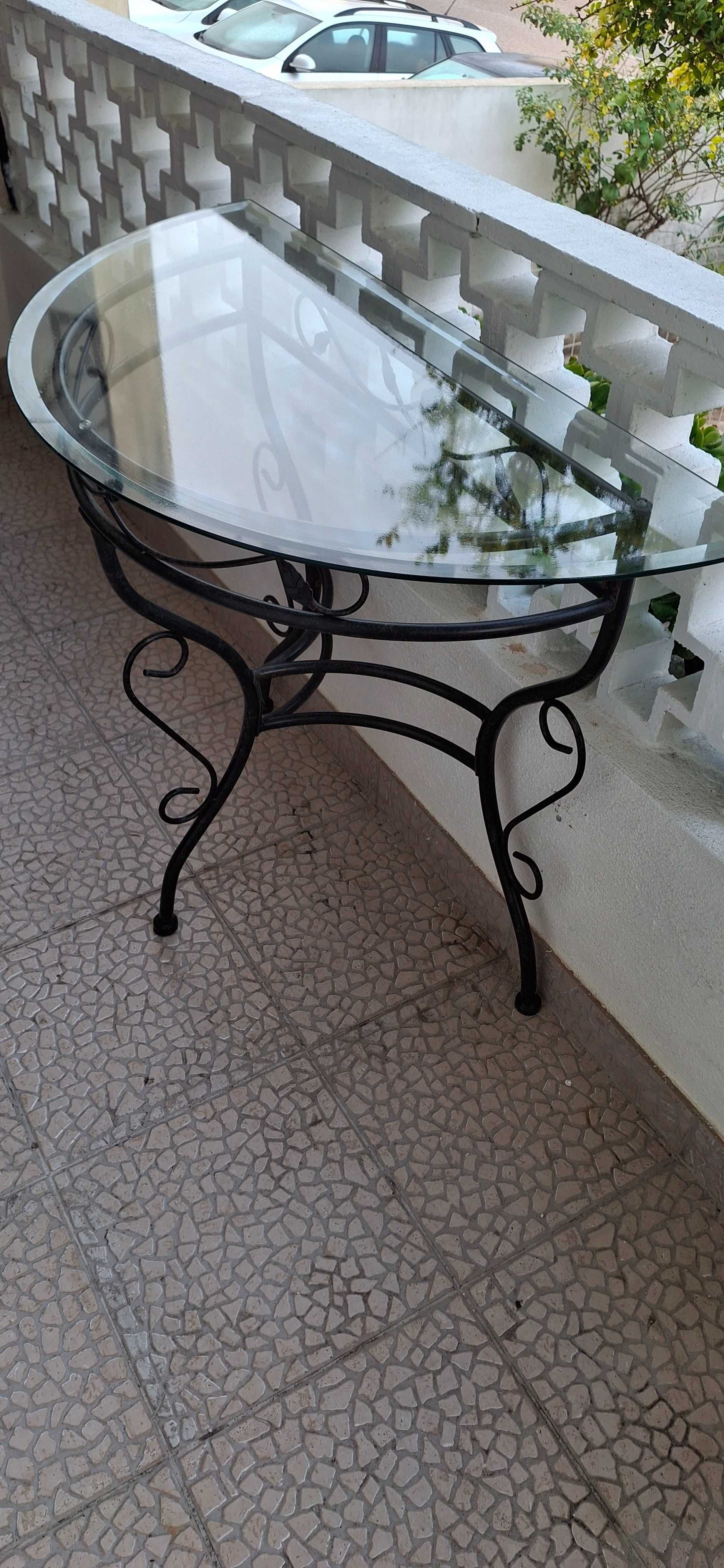 Mesa com tampo de vidro