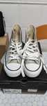 Converse bota dourado.